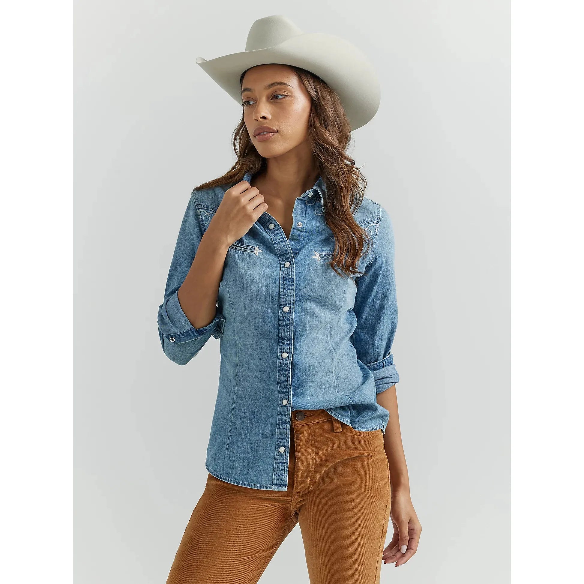 WOMEN'S WRANGLER LASSO EMBROIDERED COWBOY SNAP SHIRT IN LIGHT WASH Elegant Draped Short Shirt