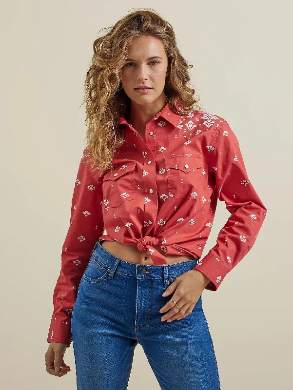 WOMEN'S WRANGLER RETRO AMERICANA BANDANA WESTERN SNAP SHIRT IN RED Relaxed Fit Short Blouse